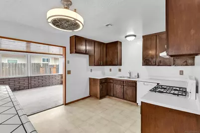  901 Saint George Ct, Spring Valley, CA 91977 - Photo 10