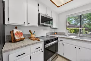 8356 Via Sonoma, La Jolla, CA 92037 - Photo 12