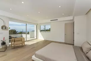 8665 Glenwick Ln, La Jolla, CA 92037 - Photo 12
