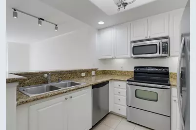  4175 Executive Dr #G205, La Jolla, CA 92037 - Photo 2