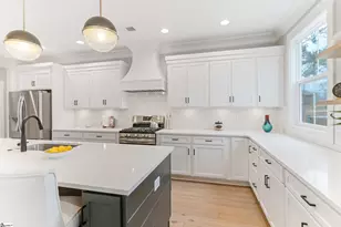 230 E Darby Rd, Taylors, SC 29687 - Photo 6