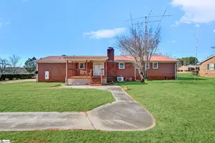 104 Blakely Ave, Laurens, SC 29360 - Photo 2