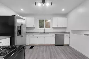 423 Fairmont Dr, Greenville, SC 29605 - Photo 8