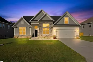 318 Carriage Hl Dr, Easley, SC 29642 - Photo 2