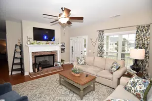 202 Roscoe Dr, Greer, SC 29651 - Photo 2