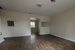 802 Kings Ct, Greenwood, SC 29646 - Photo 2