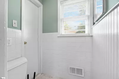607 W Farley Avenue, Laurens, SC 29360 - Photo 24