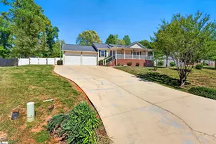 137 S Manley Dr, Taylors, SC 29687 - Photo 2