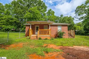 157 Hampton St, Wellford, SC 29385 - Photo 2