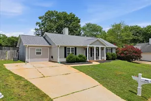 305 Golden Leaf Ln, Simpsonville, SC 29681 - Photo 2