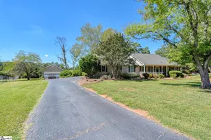 404 Cresthaven Dr, Boiling Springs, SC 29316 - Photo 2