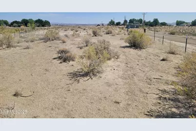 8935 Cougar Cir, Silver Springs, NV 89429 - Photo 2