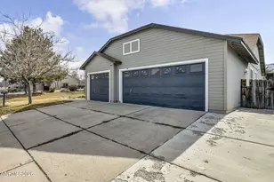 8000 Monterey Shores Dr, Reno, NV 89506 - Photo 2