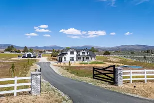 1409 Hunters Point Dr, Gardnerville, NV 89410 - Photo 4