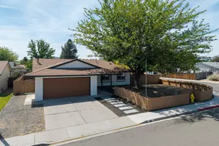 913 Glen Molly Dr, Sparks, NV 89434 - Photo 2