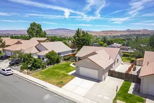 6796 Dorchester Dr, Sparks, NV 89436 - Photo 4