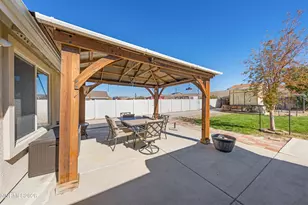 1387 White Bluffs Cir, Fernley, NV 89408 - Photo 2