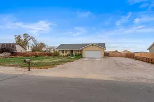 215 Hunter Park Wy, Fallon, NV 89406 - Photo 1