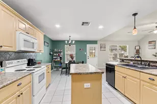 217 Kellyn Ct, Conroe, TX 77306 - Photo 10