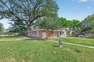 312 Travis St, Richmond, TX 77469 - Photo 2