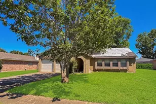 10407 Huntington Wood Dr, Houston, TX 77099 - Photo 2
