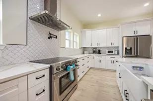 11207 Schwartz Dr, Galveston, TX 77554 - Photo 10