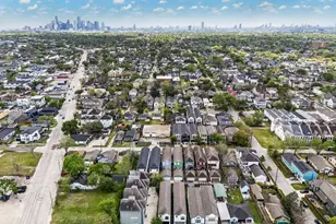 624 E 28th St, Houston, TX 77008 - Photo 2