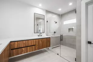 104 Tolima Dove St, Houston, TX 77018 - Photo 32