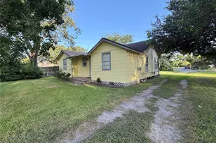 503 McKee St, Clute, TX 77531 - Photo 2