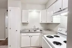 201 S Kaysie St, Angleton, TX 77515 - Photo 8