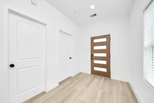 801 E 32nd 1/2 St, Houston, TX 77022 - Photo 6