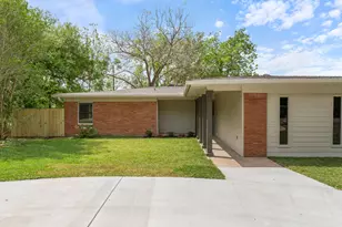 2502 Oak Dr, Bay City, TX 77414 - Photo 2