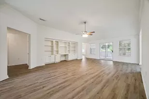 3827 E Peach Hollow Cir, Pearland, TX 77584 - Photo 2
