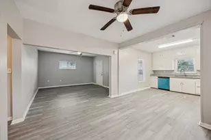 710 E Magnolia St, Angleton, TX 77515 - Photo 4