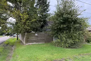 306 E 43rd St, Houston, TX 77022 - Photo 2