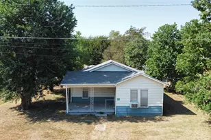 805 Caldwell St, Lexington, TX 78947 - Photo 2