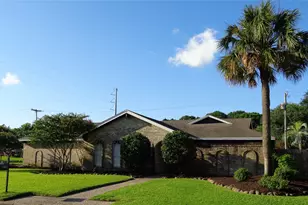 1401 22nd Ave N, Texas City, TX 77590 - Photo 2
