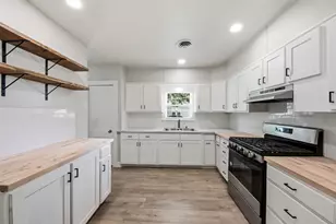 711 Bowie St, Baytown, TX 77520 - Photo 8