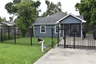 4006 Caplin St, Houston, TX 77026 - Photo 2