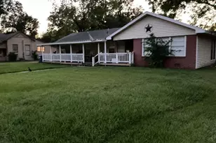 517 N Lake Ave, Eagle Lake, TX 77434 - Photo 1