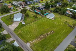 1045 12th St, Dickinson, TX 77539 - Photo 4