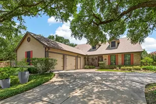 303 Longview Dr, Sugar Land, TX 77478 - Photo 2