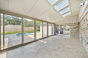 10038 Locke Ln, Houston, TX 77042 - Photo 22