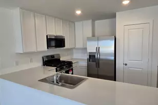 1610 Golden Iris Dr, Crosby, TX 77532 - Photo 2