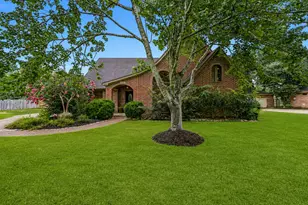 1207 W Edgewood Dr, Friendswood, TX 77546 - Photo 1