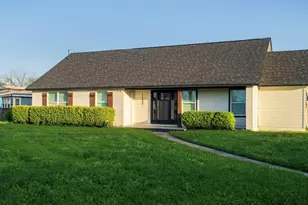 1402 Bayou Shore Dr, Galveston, TX 77551 - Photo 1