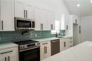 1402 Bayou Shore Dr, Galveston, TX 77551 - Photo 12