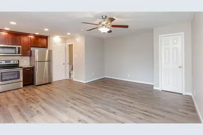 808 1/2 W Main Street #2, Houston, TX 77006 - Photo 2