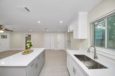 10521 Chesterfield Drive, Houston, TX 77051 - Photo 16