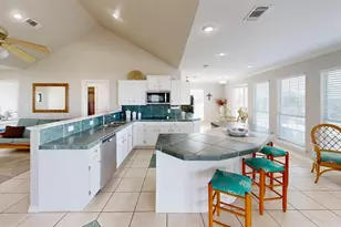 970 Gulfview Dr, Crystal Beach, TX 77650 - Photo 6